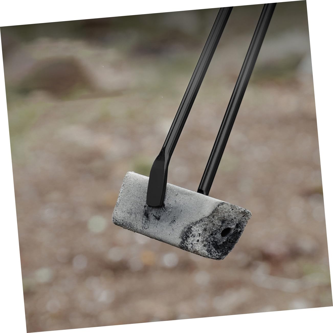 Pinzas largas de carbón para barbacoa, mango de madera resistente al calor, ideal para asar al aire libre y camping, construcción de hierro resistente para un manejo seguro y fácil