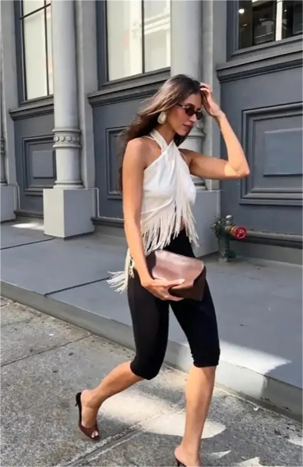 Crop Delantero Cruzado con Flecos y borlas Halter de satén Beige | Chaleco corto sin mangas, ropa urbana de verano, top nocturno, detalle de flecos