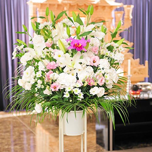 Amazon Co Jp お供え花 お悔やみのお花 お通夜に 告別式に 供花スタンド 洋花 2色指定 白 ピンク系 1 5万円コース ホーム キッチン