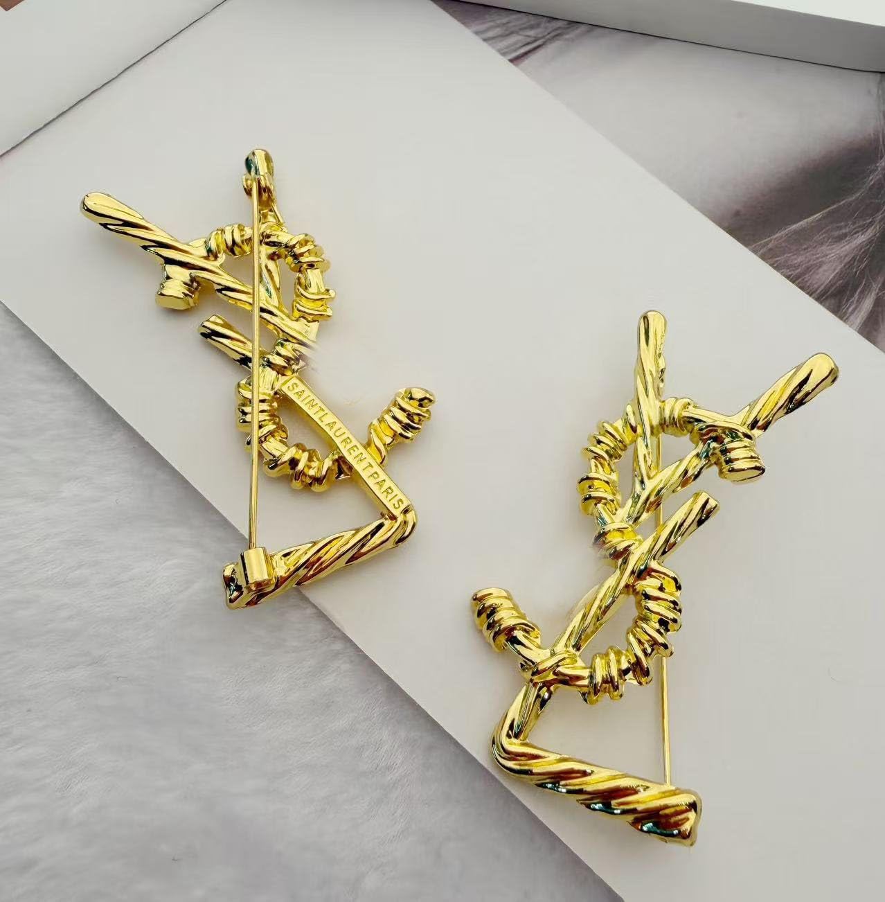 Gold-Tone Abstract Knot Brooch for Women, Vintage Style Twisted Metal Pin, Elegant Scarf Shawl Collar Brooch, Fashion Jewelry Accessory for Dresses Coats Sweaters - Image 5