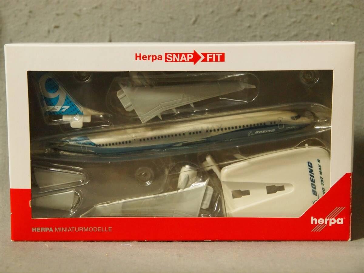 Herpa Snap-Fit 1/200 Boeing (House Colors) Boeing 737 Max 9 - N7379E