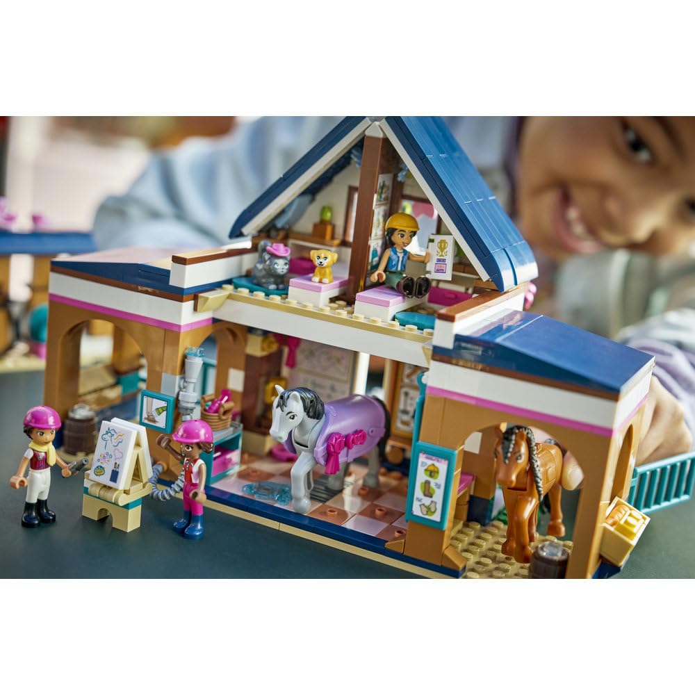 LEGO Friends Stadnina i szkółka jeździecka 42688 | Stadnina, zestaw z końmi, prezent dla miłośnika jazdy konnej 7+, 735 elementów