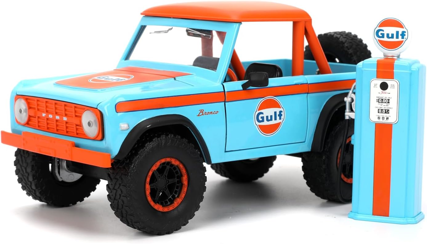 Jada Toys Just Trucks 1:24 1973 Ford Bronco Die-cast Car & Gas Pump – Opening Doors, Hood, Trunk, Rubber Tires(Gulf/Teal)