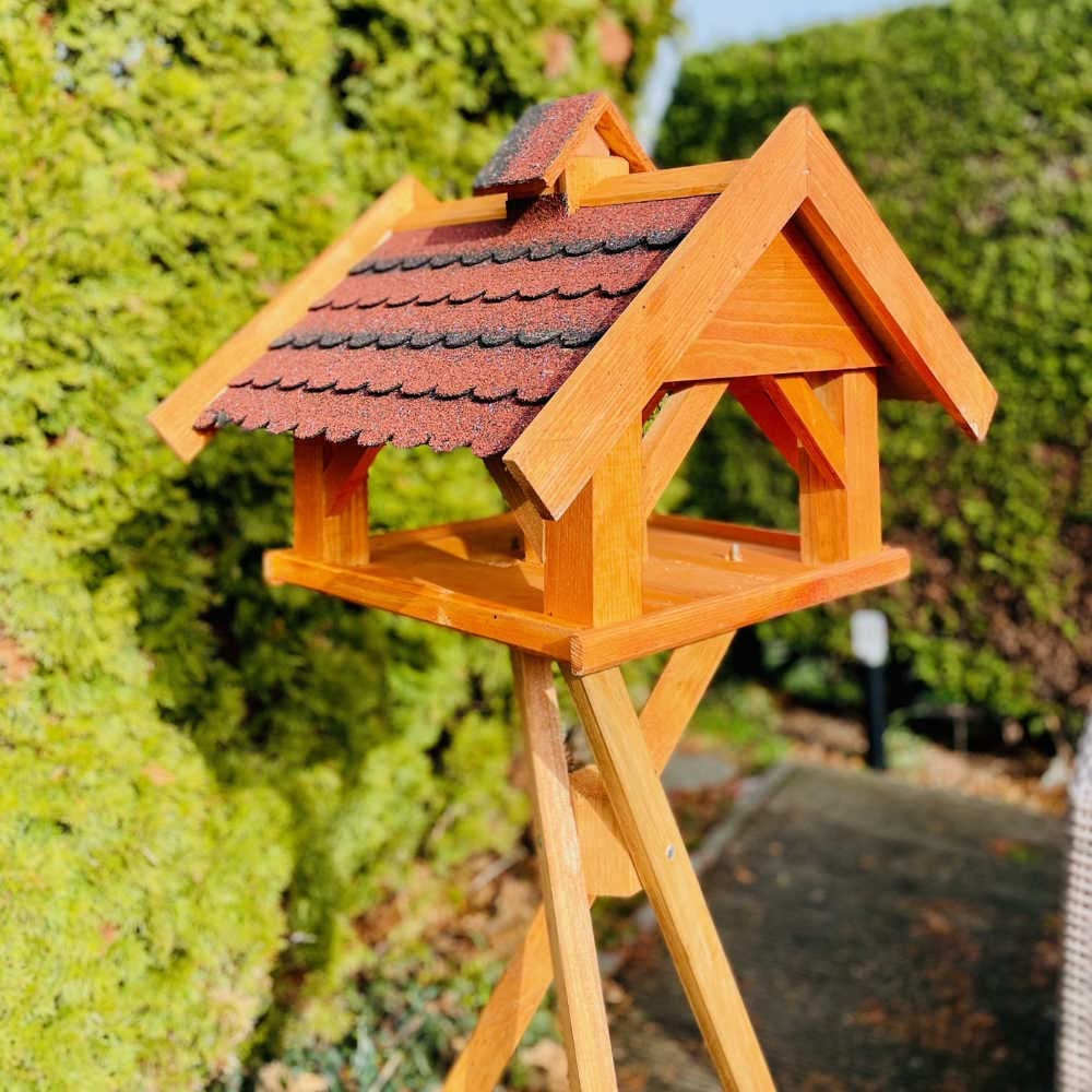 Rechteckiges Vogel Futter Haus L - XL Futterstelle Holz Vogelhaus wetterfest für den Garten oder Balkon. Mit Bitum Schindeldach. (XL mit Ständer, Rot - Braun)