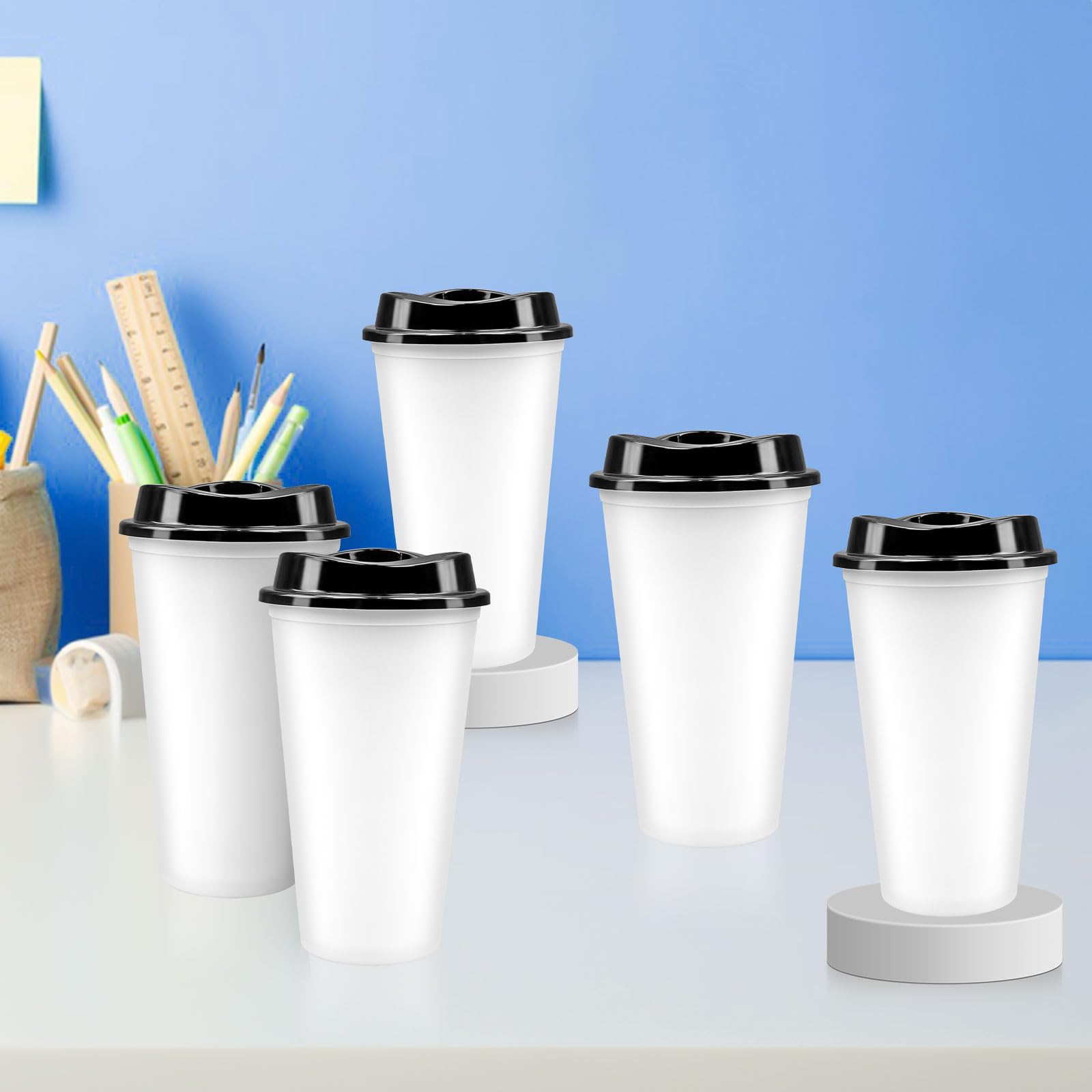 MSYU Wiederverwendbare Kaffeetassen mit Deckel, 473 ml, Kunststoffbecher für Heißgetränke, Reisen, Kaffeebecher für unterwegs, Weiß mit schwarzem Deckel, 30 Stück