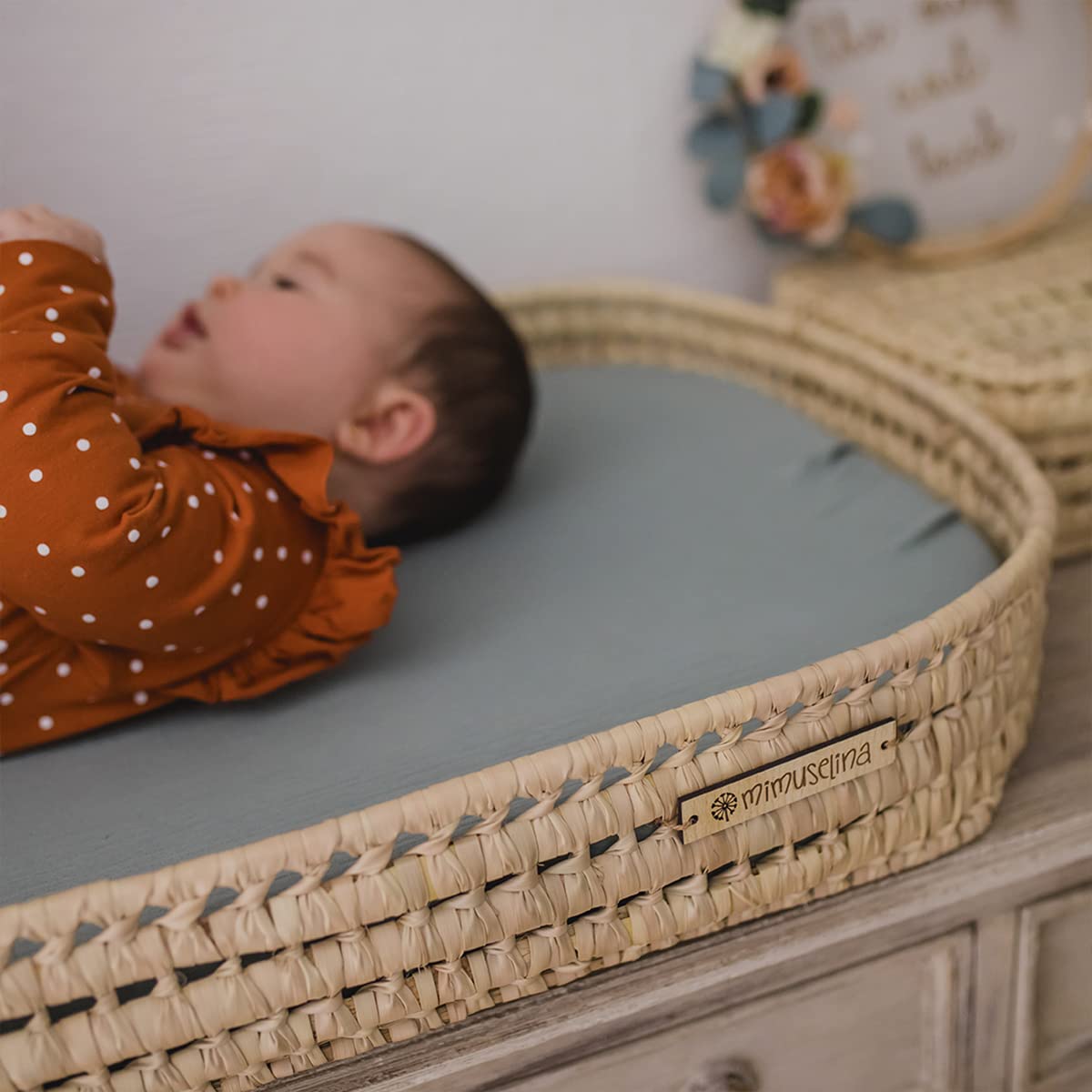 MIMUSELINA | Cesta Cambiador de Bebe de Mimbre | Con Colchon para el Cambiador de Mimbre + Funda de Muselina de Algodón | Hecha a Mano de manera Artesanal con Palma Natural | (Mint/Blanco)