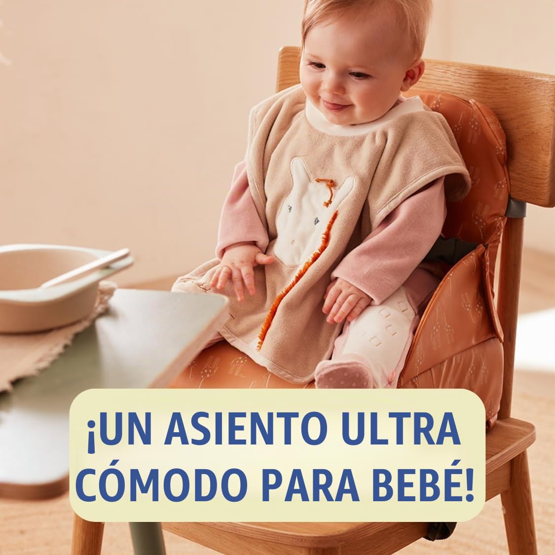 NOUKIE'S – Elevador Ocre bebé de 9 meses a 3 años, silla infantil con respaldo y cojín- Ligero, plegable y nómada, arnés, seguridad, impermeable, extraíble y lavable, máximo 13 kg, ideal para viajar