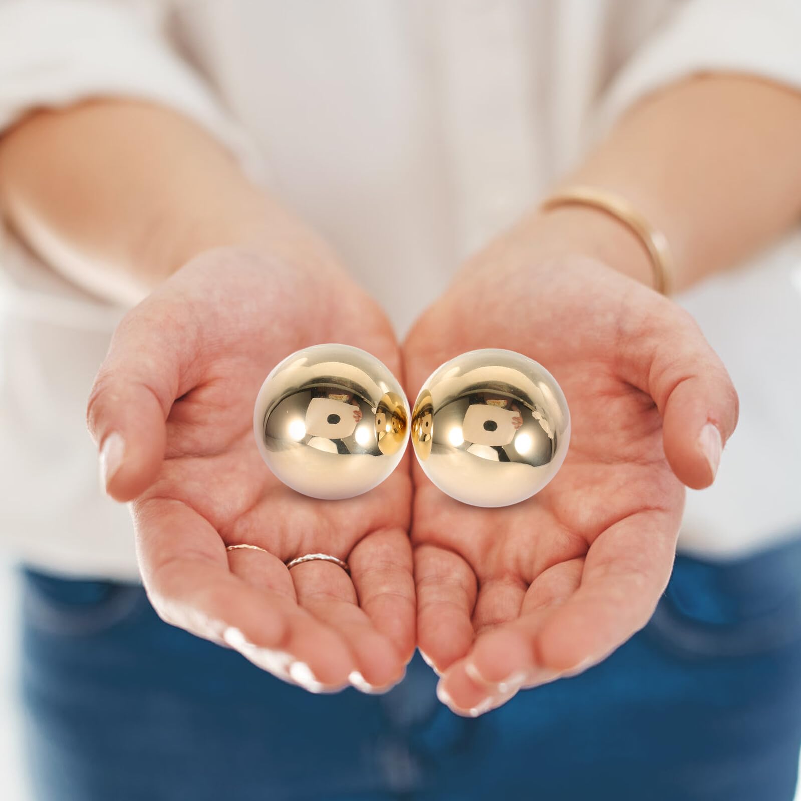Yardwe 2 Stück Handmassagebälle aus Messing Glatte Kleine Metallkugeln Tragbar und Vielseitig für Entspannende Handmassage und Qigong Übungen