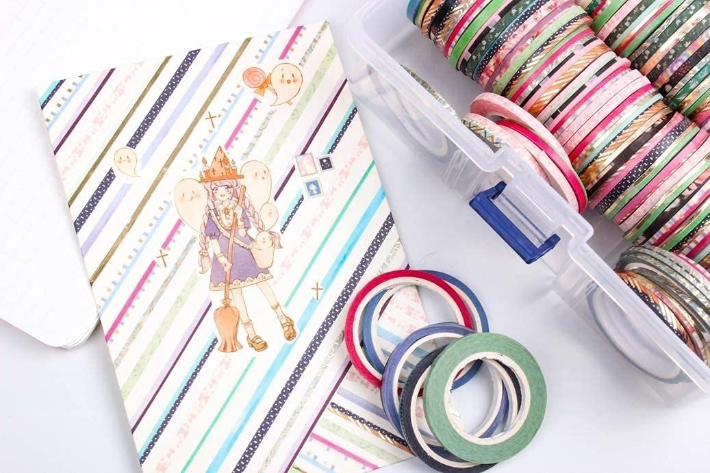 Juego de 100 rollos de cinta Washi, cinta adhesiva decorativa de papel de aluminio, 1-5 mm de ancho, algunas cintas tienen un patrón repetitivo (100 patrones aleatorios con caja)