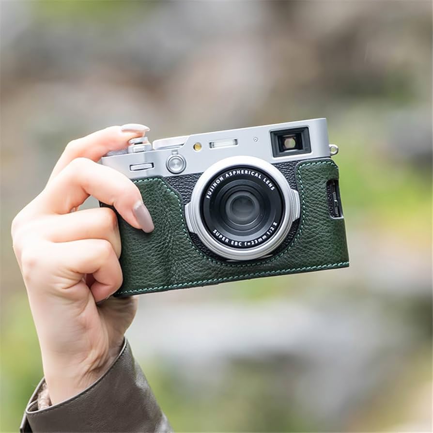 Amazon | 本革カメラハーフケースカバー ハンドグリップ付き