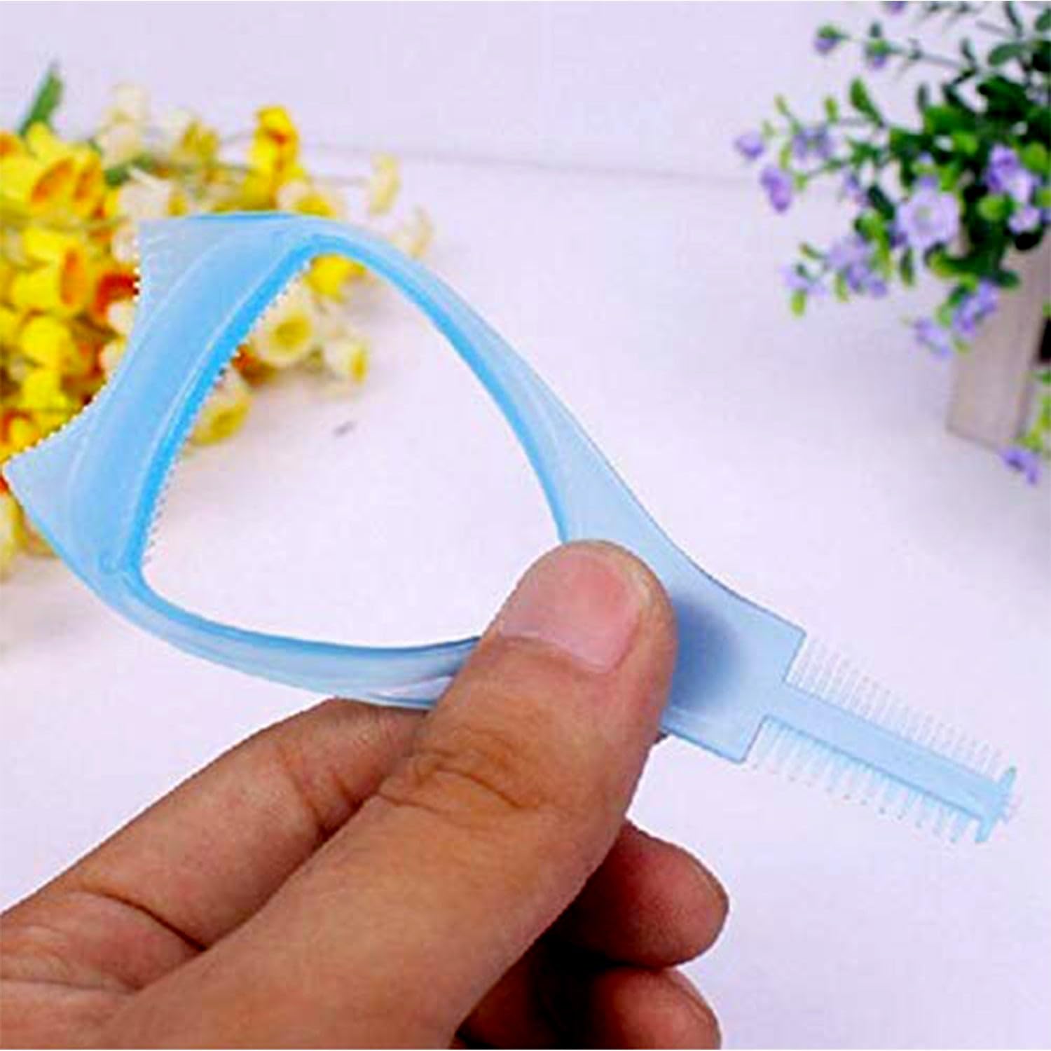 Wowli 3-in-1 Plastic Mascara Applicator & Eyelash Tool β Brush, Curler, Comb & Eyelash Guide for Better Eye Makeup (1 Pc) 1