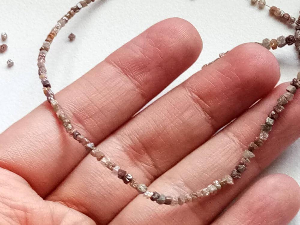 2-3 mm brązowe diamentowe szorstkie koraliki w kształcie kostki, brązowy wywiercony nieoszlifowany diament, surowy diament, nieoszlifowane diamentowe koraliki do biżuterii
