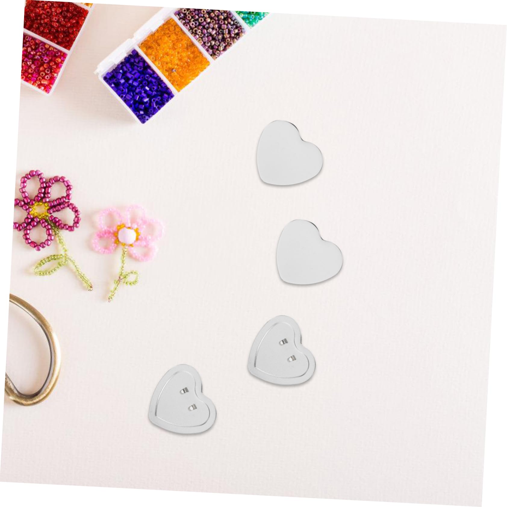 NUOBESTY 100sets Spille Commemorative Forma Di Cuore Kit Di Creazione Di Bottoni Con Parti Posteriori Vuote in Metallo Pellicola Trasparente e Carta Bianca Per Distintivi Fai Da Te e Decora