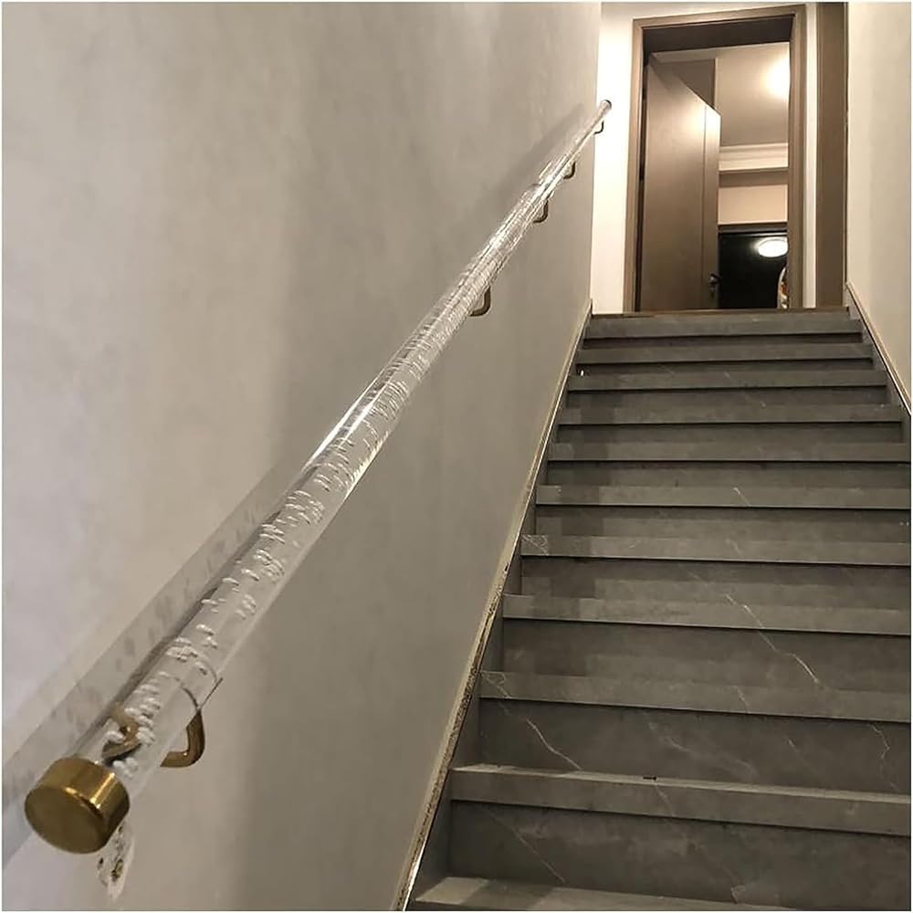 Main courante en acrylique transparent et supports dorés pour sublimer un salon