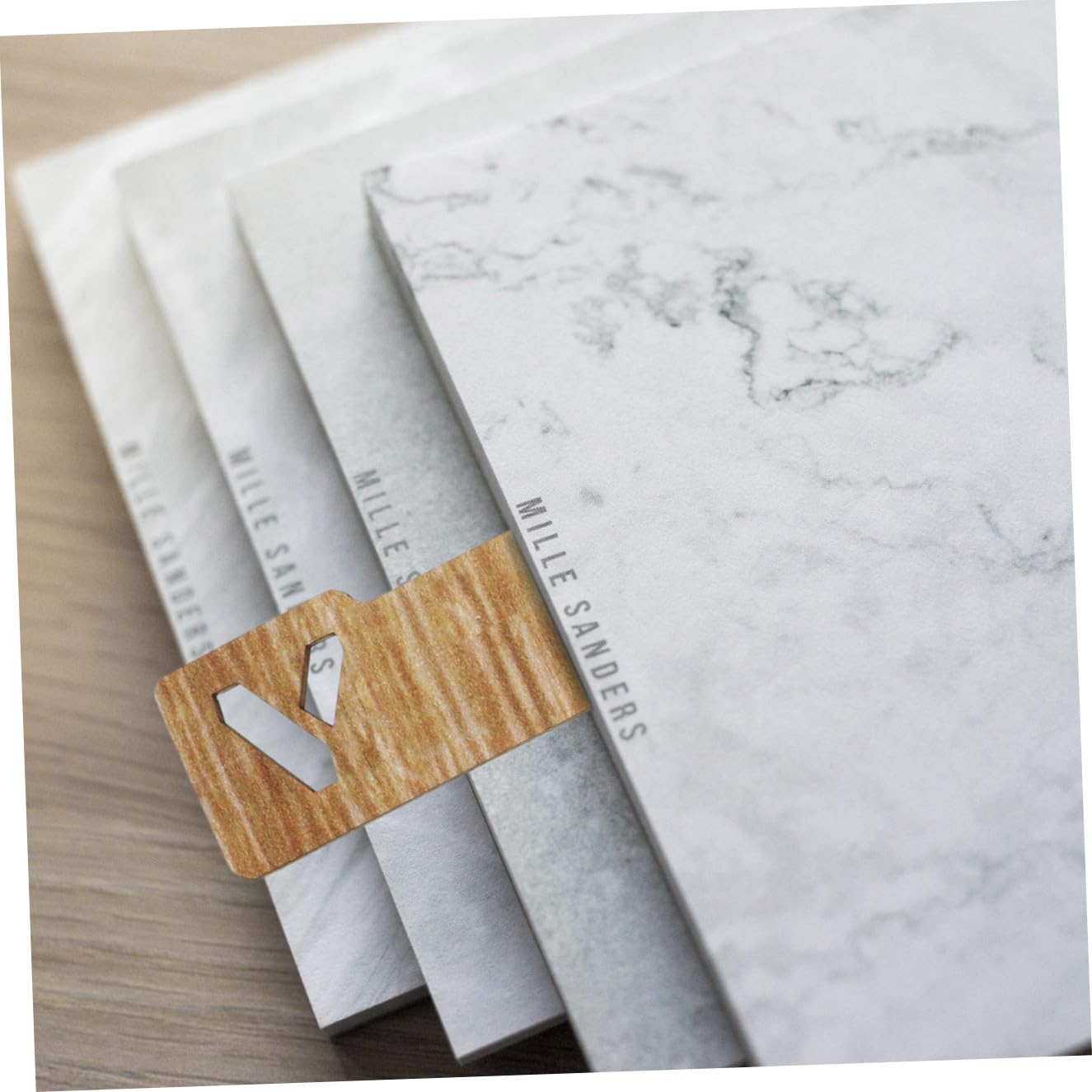TEHAUX Segnalibri Strumento Educativo Versatile 26 Pezzi Alfabeto in Legno per Ragazzo Ragazza per Organizzare Libri Design Compatto e Colore Caffè per Apprendimento