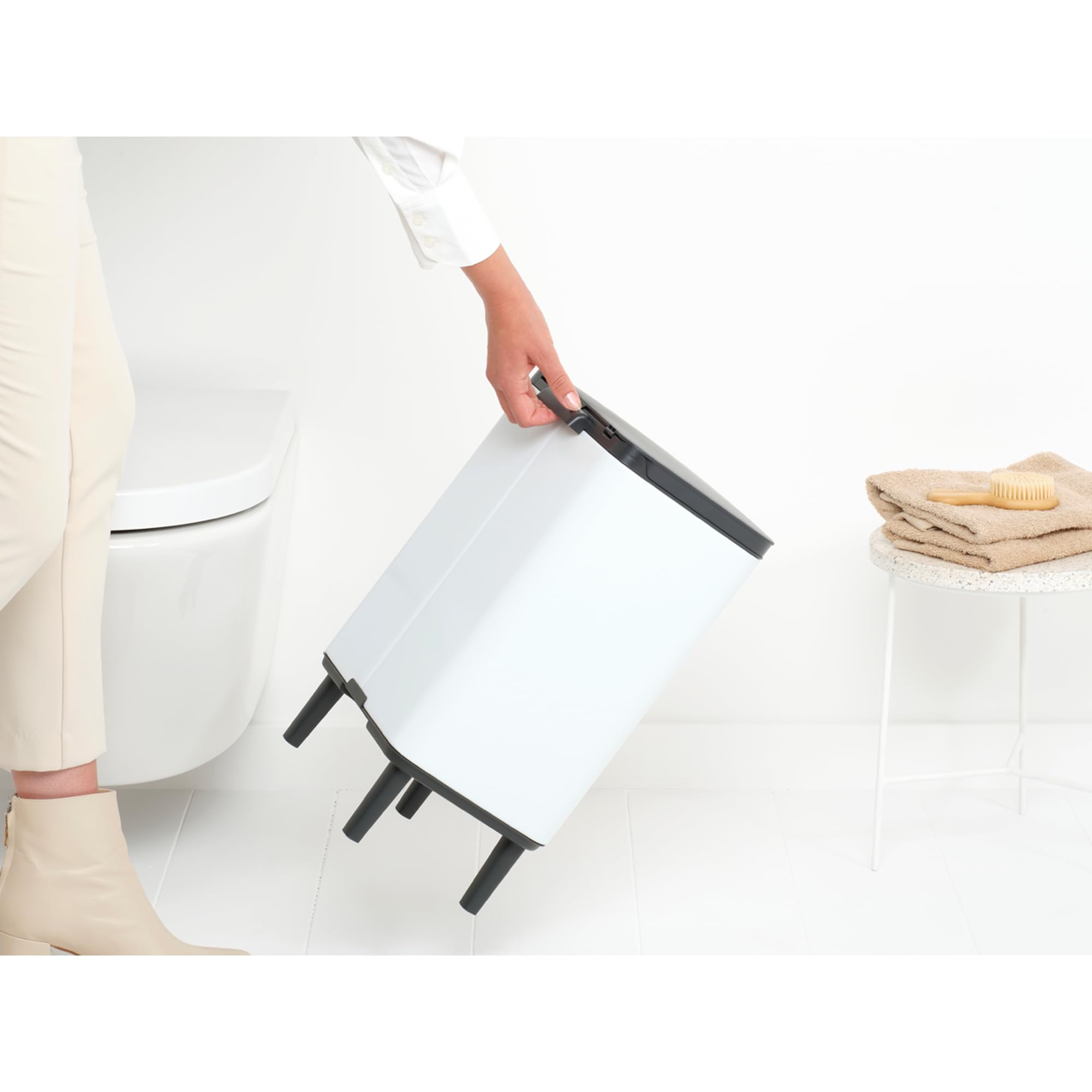 Brabantia - Cubo de basura Bo Hi 12 L con tapa de cierre suave, interior extraíble y asa de transporte - Adecuado para baño, dormitorio y oficina en casa - White