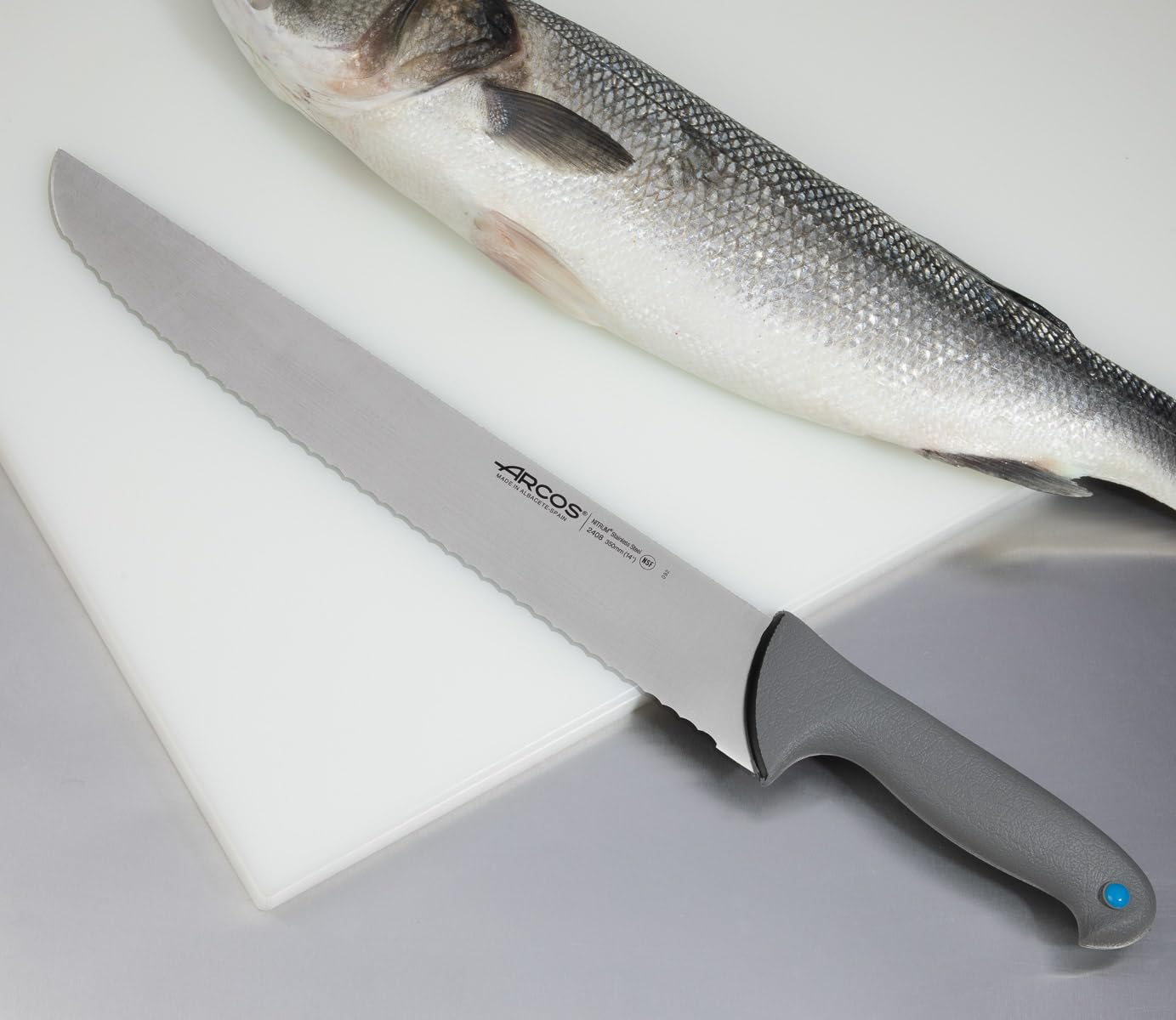 Arcos Cuchillo Pescadero Hoja Serrada Acero Inoxidable NITRUM 350 mm Mango Ergonómico Antideslizante Ideal para Pescado Serie Colour Prof