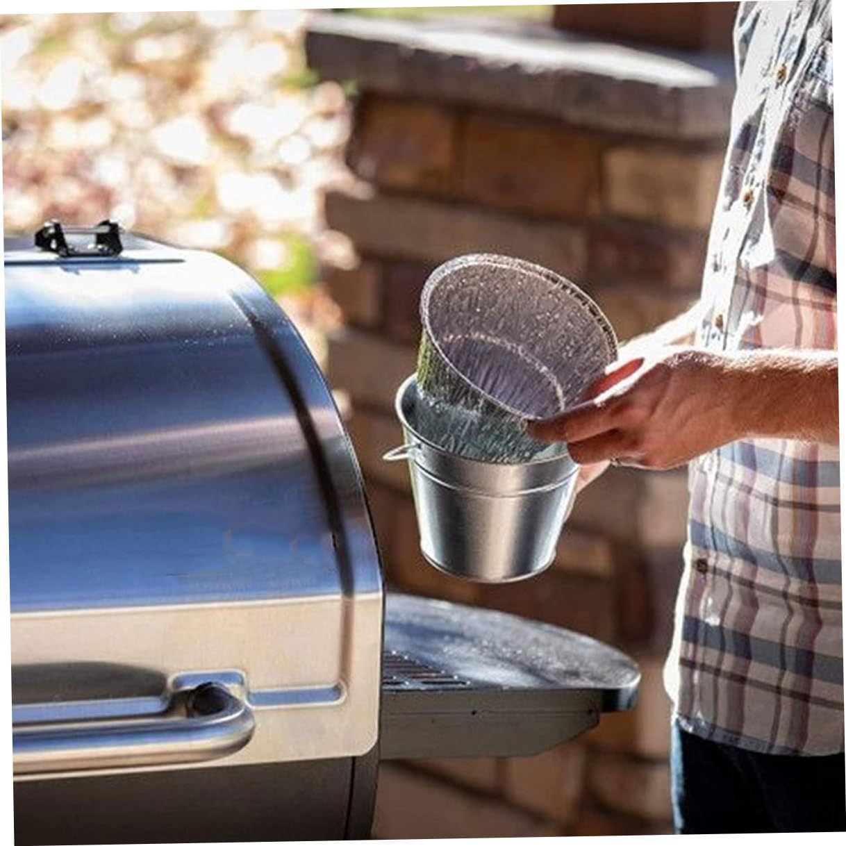 UPKOCH Set Secchi Raccogli Grasso per Barbecue con 1 Secchio in Ferro e 10 Rivestimenti in Alluminio USA e Getta, Accessori per Barbecue all’Aperto, Maniglia Portatile e Facile Pulizia