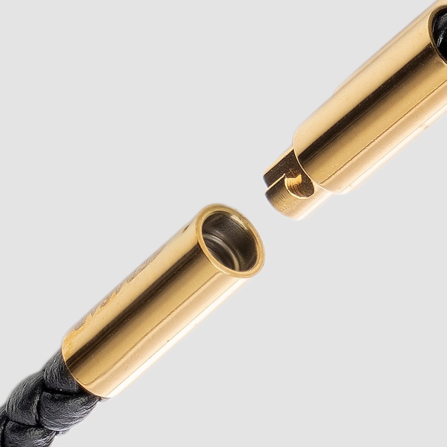 SERASAR Collier en Cuir Premium pour Hommes | Pendentif en Acier Inoxydable | Fermoir Sécurisé | Trois Couleurs | Boîte à Bijoux Inclus