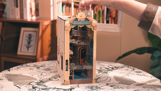 ROBOTIME Book Nook Kit, Maison de poupée en Bois assemblé, Bricolag