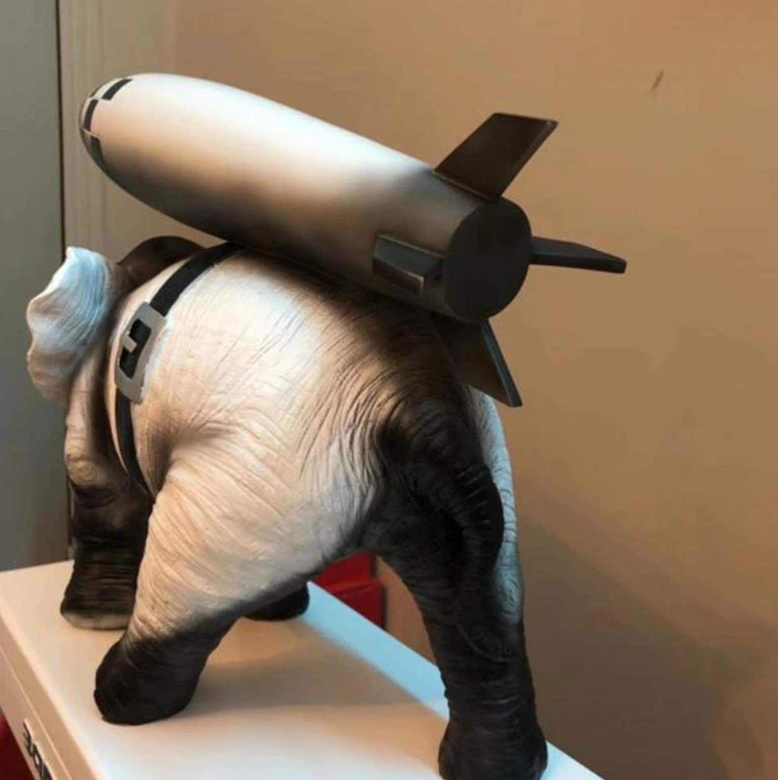 Elephant with Bomb ORIGINAL Ver. バンクシー