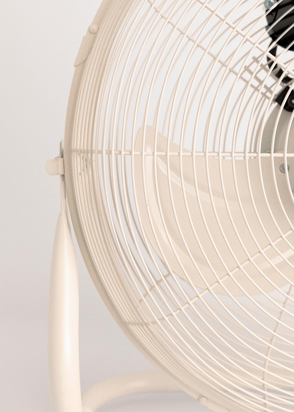 CREATE / AIR FLOOR RETRO/Ventilateur de sol industriel sable / 16 pouces, débit d'air puissant, 3 vitesses, silencieux, léger, pieds antidérapants.