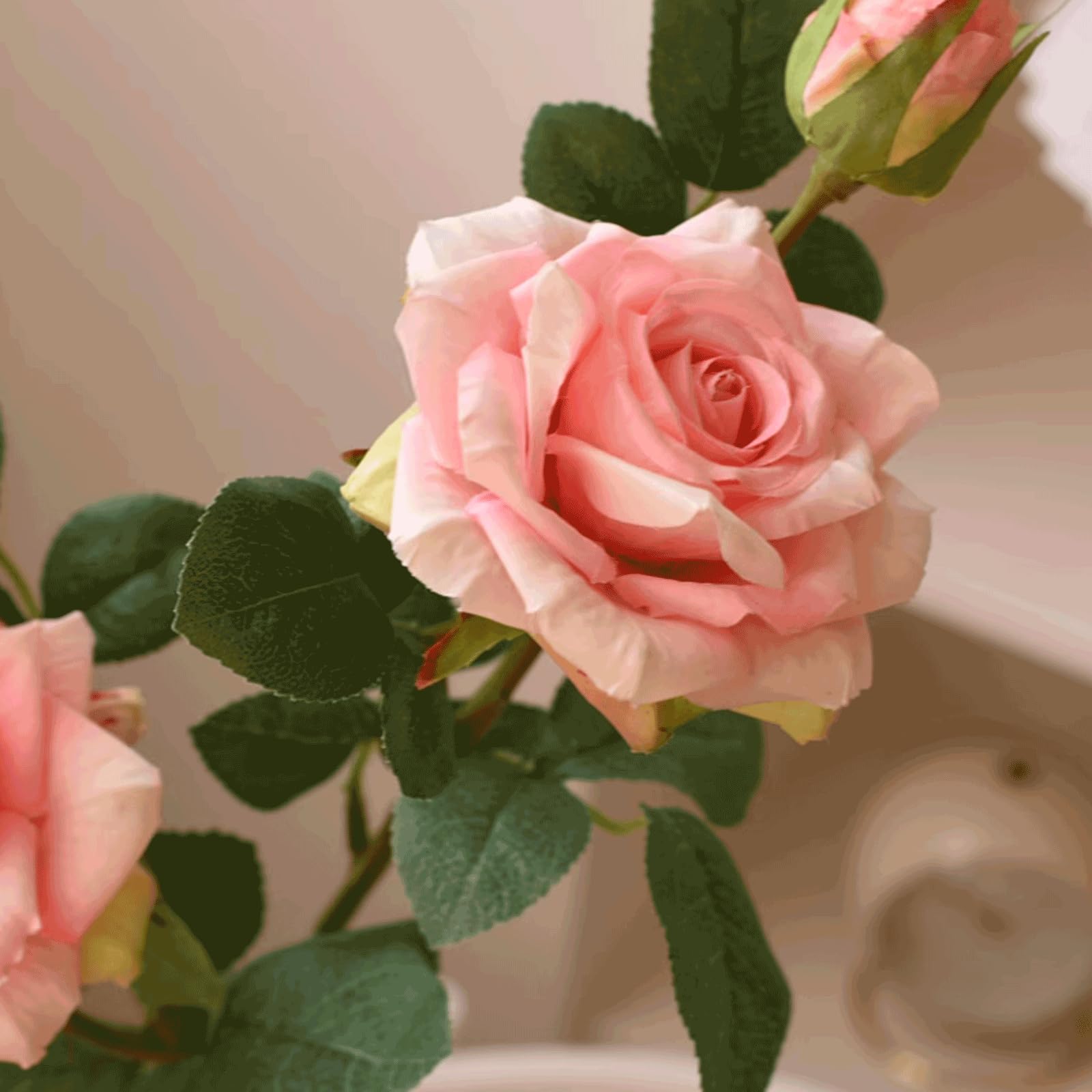 Realistico 2 Pezzi di Seta Rose Artificiali Fiori con Vaso in Ceramica sfumatura Finta Filler da Matrimoni Fiori Piccoli Fiori Finti pianta pianta Bellissimo