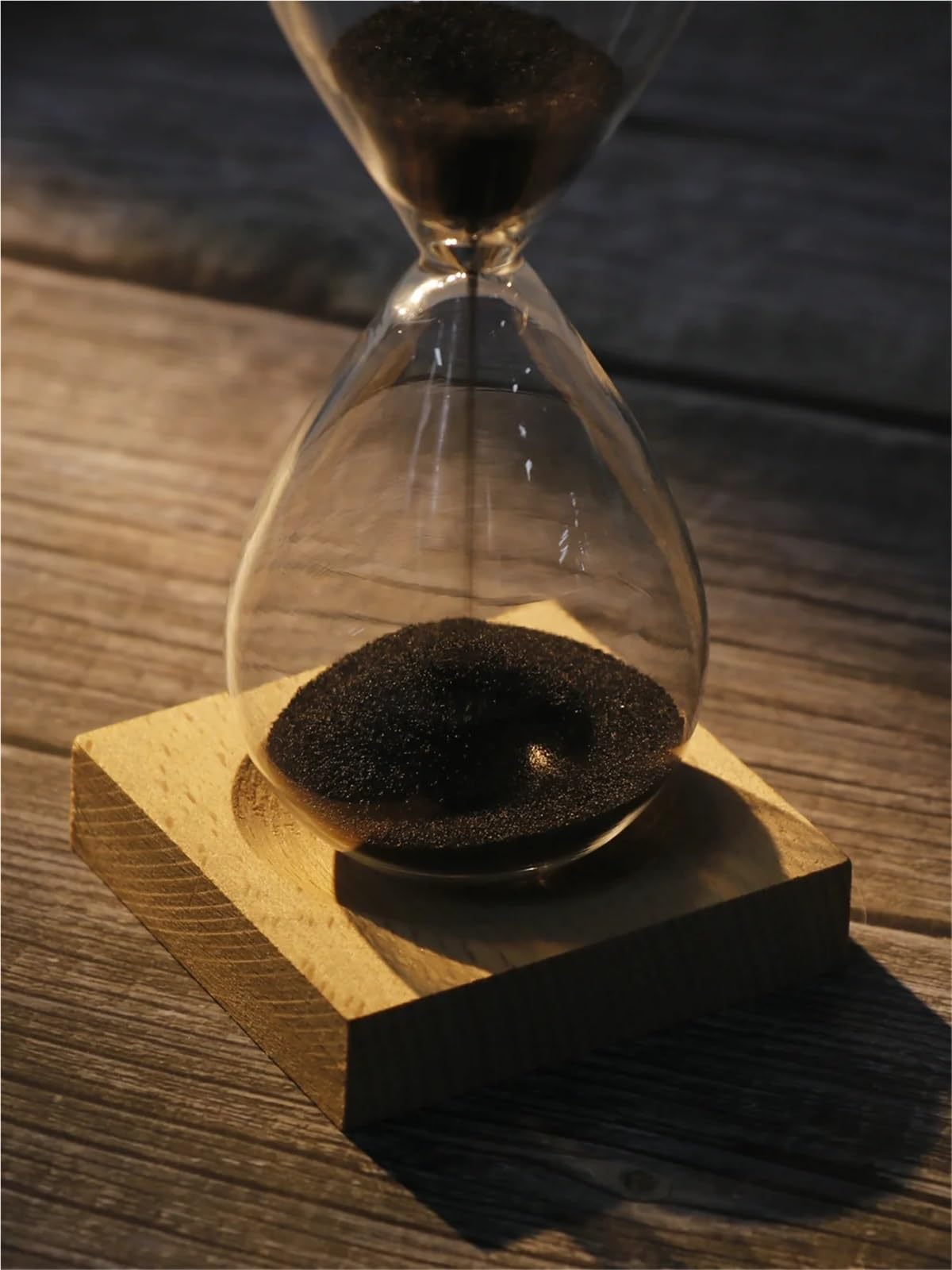 Kreative magnetische Sanduhr-Ornament-Uhr aus Glas mit Trichter und Sockel
