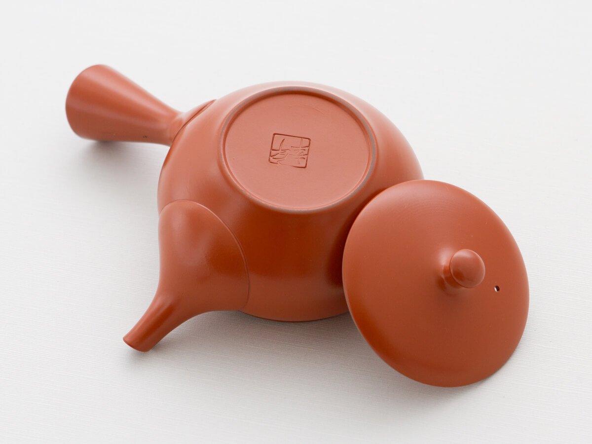 Original japanische Teekanne, Kyusu, mit 2 Becher: Shudei Kyogata. Integriertes Tee-Sieb aus Edelstahl. Echt japanisches Tee-Set aus natürlichem Tokoname-Ton in schöner Geschenk-Box…