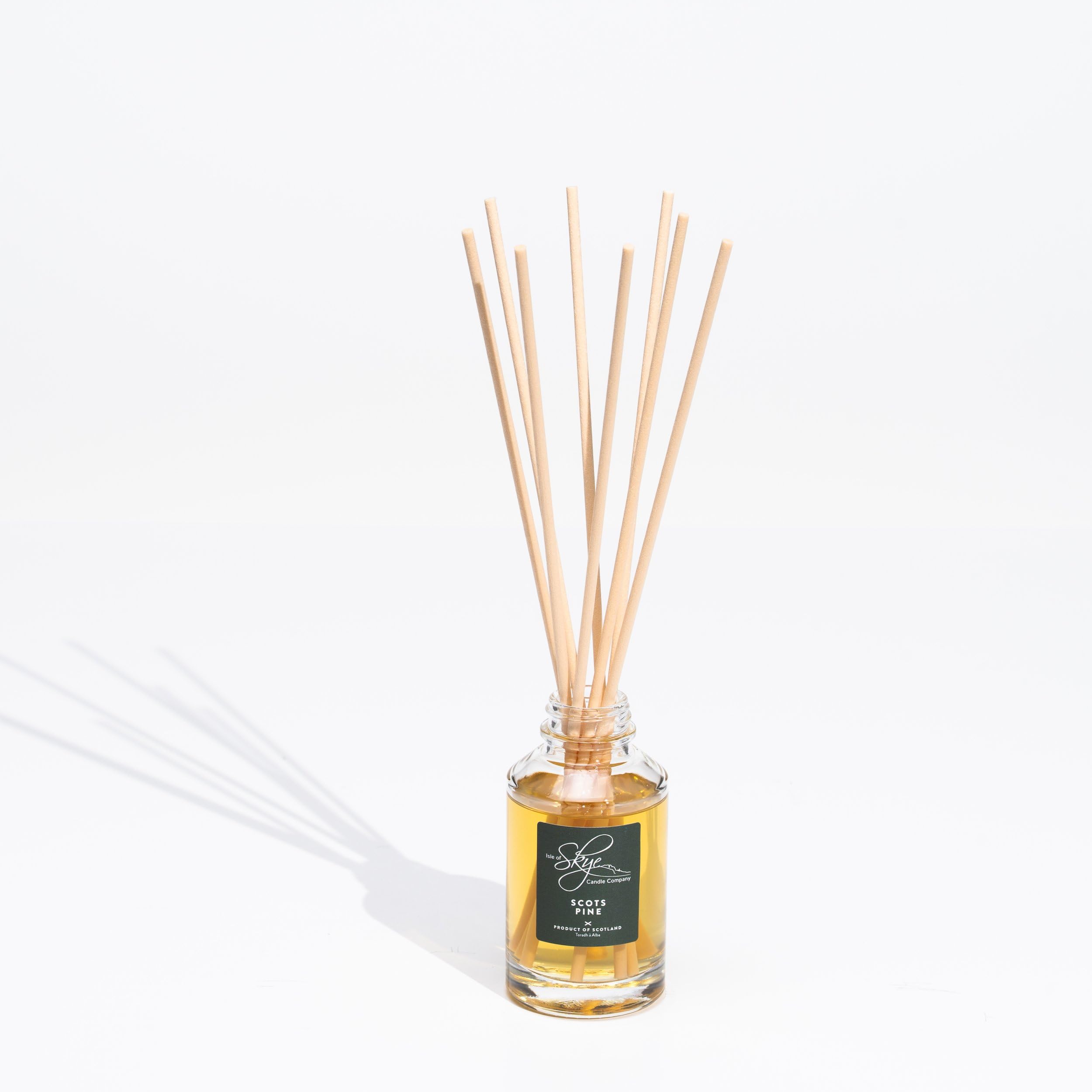 Isle of Skye Candle Company Scots Pine Schilfrohr-Diffusor | Premium-Duft | handgegossen in Schottland | Elegante Schottenkaro-Verpackung | 10 Wochen Diffusionszeit | Pflanzlicher, nachhaltiger Augeo