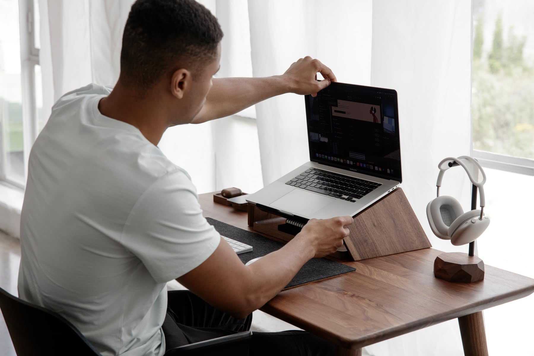 Oakywood Laptop Stand - Fatto a mano - Supporto in legno naturale, Made in EU - Compatibile con MacBook e laptop da 15-16" - Supporto per laptop - 50x25x15cm - Noce