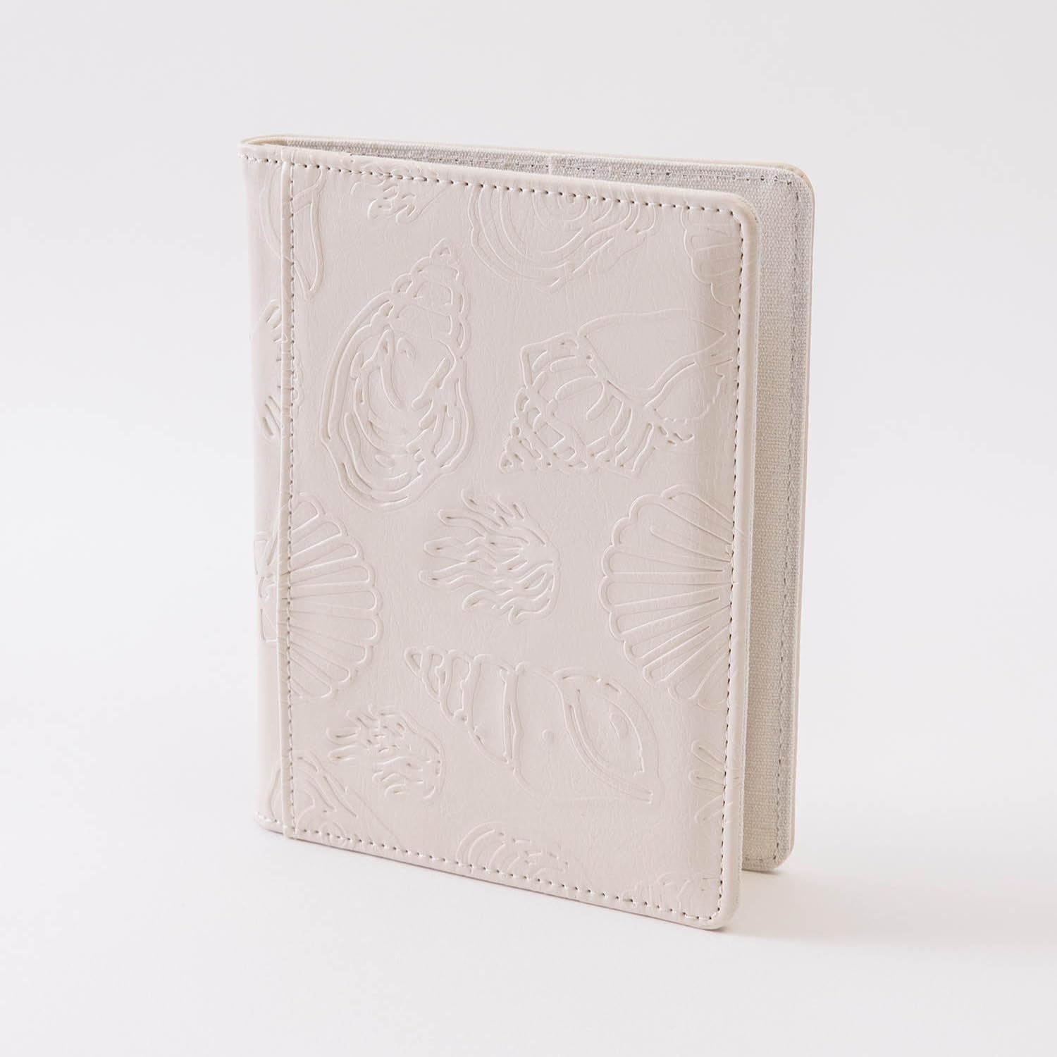 Purelei Etui podróżne beżowe z wytłoczonym muszelką na biżuterię i paszport | ekologiczna skóra PU, lniana podszewka, 150 x 120 x 10 mm, 96 g, szlufki na zatrzaski