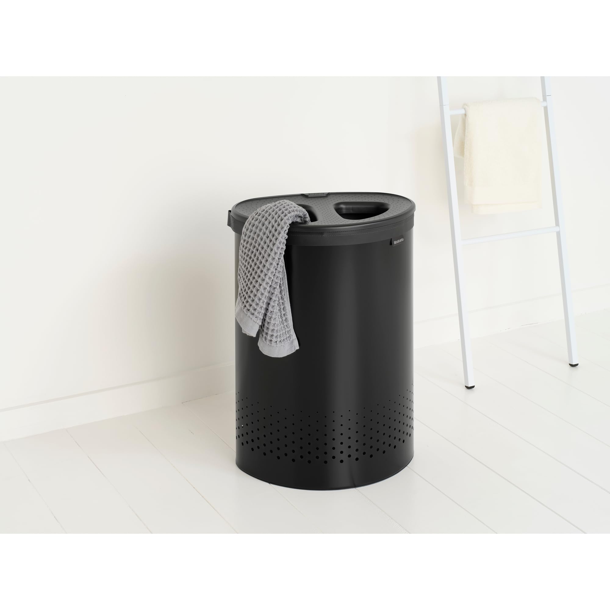 Brabantia Wäschekorb mit Deckel | 55 l – Wäschekorb mit 2 Fächern, Quick-Drop-Deckel und herausnehmbarem Baumwollbeutel | Matt black