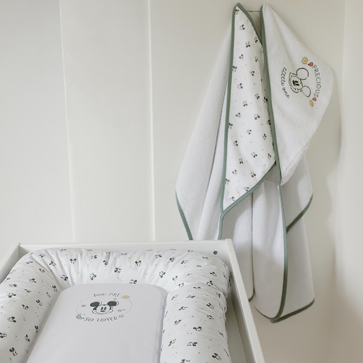 Babycalin - Cape de bain bébé Naissance 75x75 cm Mickey Good Morning Disney Baby - Sortie de bain bébé en Coton capuche brodée - Cape de bain Douce et Absorbante - Serviette de bain bébé résistante