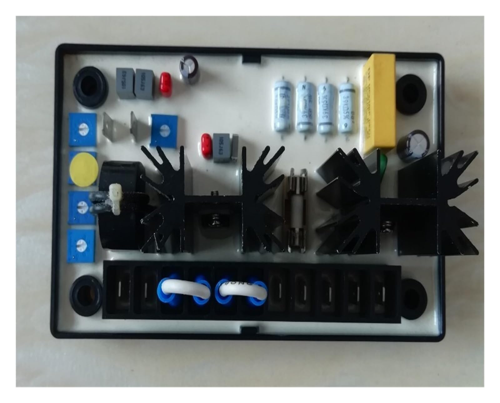 Regolatore di Tensione Regolatore di Tensione: SMAVC6305A