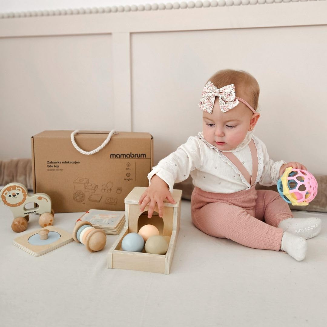 mamabrum MAM183 EDU Baby Spielzeug Set, 6 Montessori Sensorik Spielzeug für 7-12 Monate - Holz Lernspielzeug, Motorik Würfel, Rollbarer Löwe - Entwicklungsfördernd