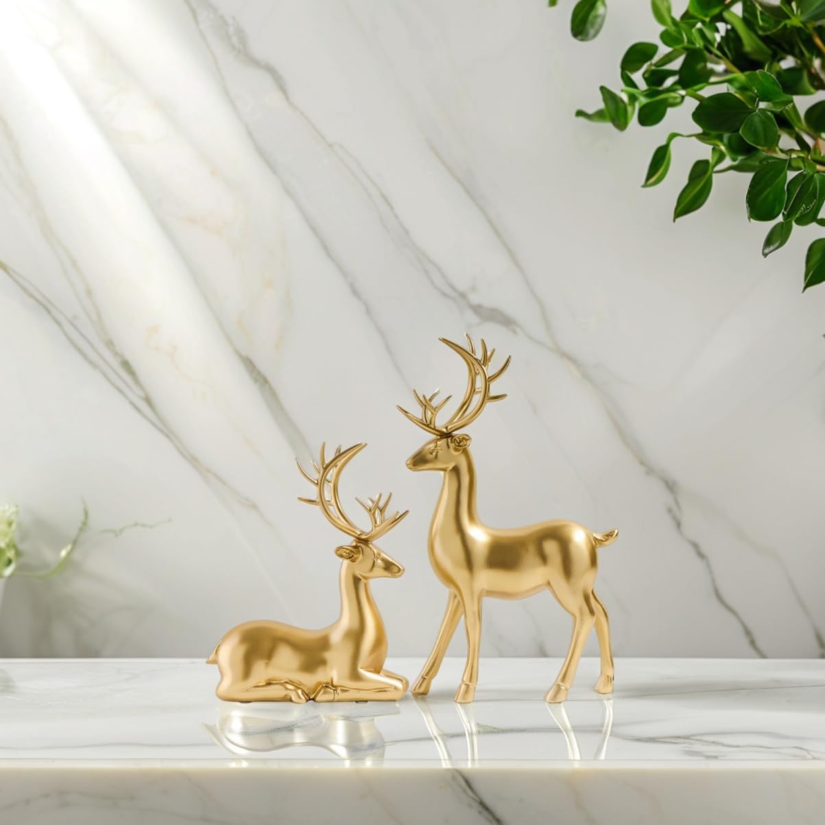 VICASKY 2pezzi Ornamento Decorativo di Cervide in Resina Statuetta Natalizia da Tavolo per Festa di Natale Regalo per Camera da Letto Ragazzo Ragazza Ragazza