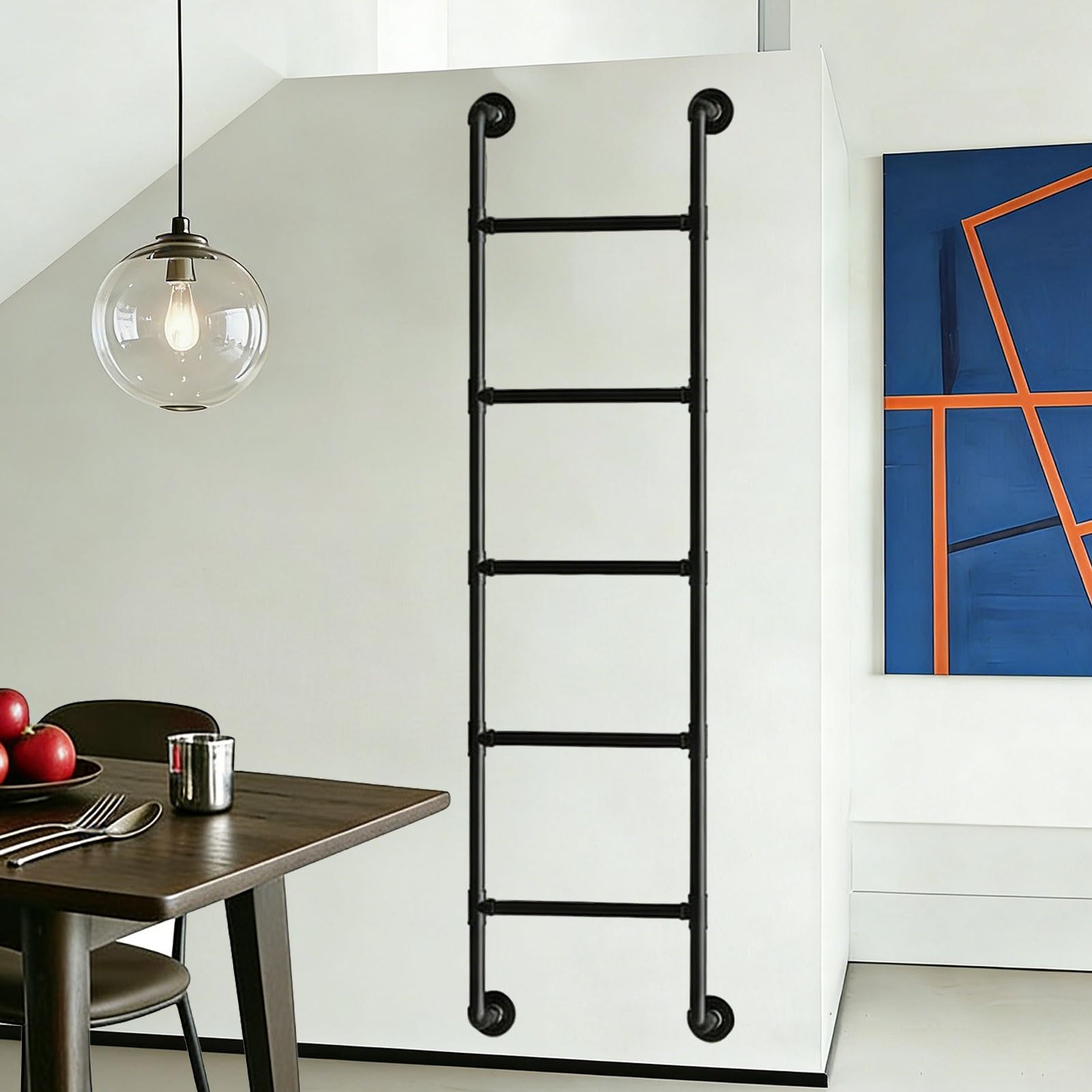 Escalera de metal para desván y salida de pozo en ventanas de sótano de casa
