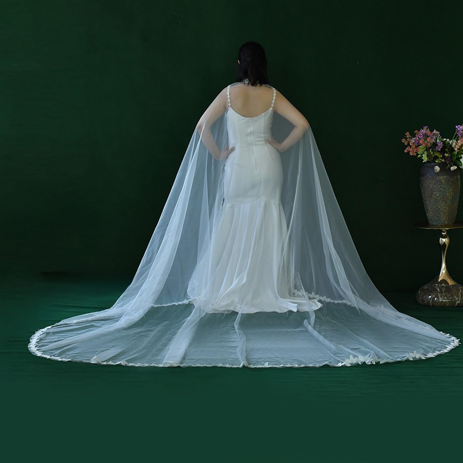 Delicato avvolgimento da matrimonio decorato con aghi, color crema