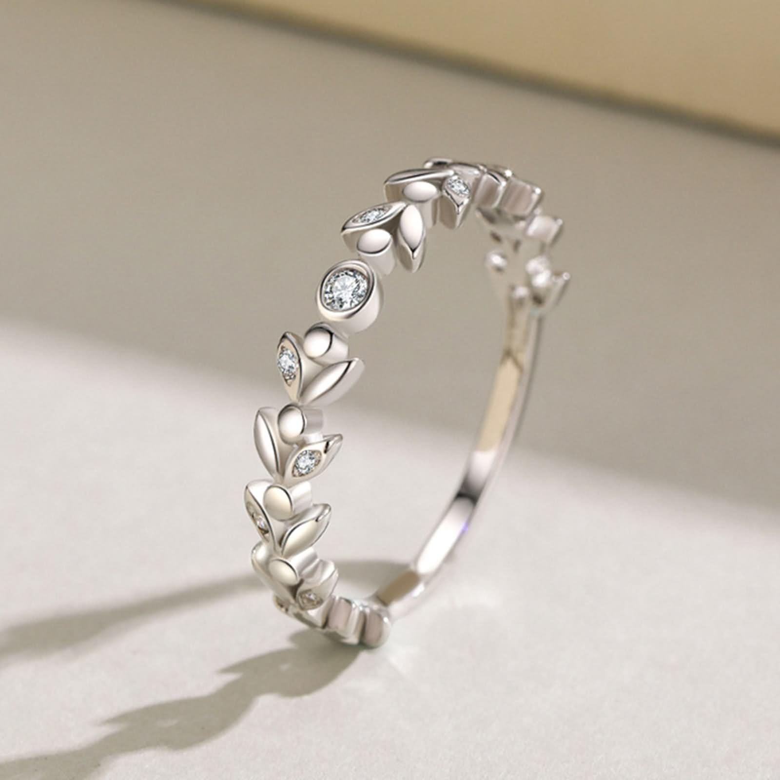 Promise Anello da donna per dito medio, semplice design floreale con moissanite circolare da 0,1 carati, oro bianco 9 K, misura 50 (15,9)
