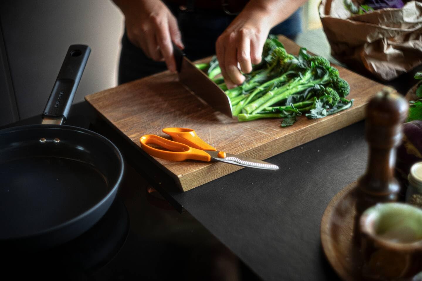 Fiskars Classic Forbici da Cucina, Lame Seghettate, Per Destrimani, Lunghezza Totale: 18,7 cm, Vite Torx Migliorata e Impugnatura più Ergonomica, Qualità Acciaio/Plastica, Arancione, 1075051