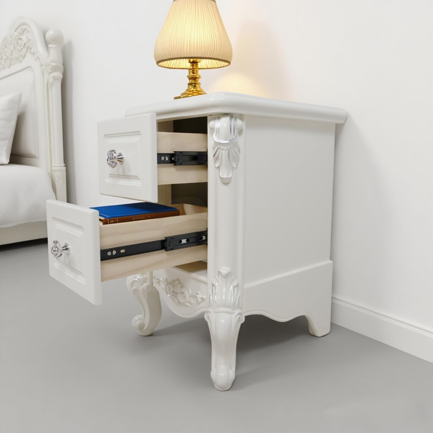 ヨーロッパンスタイルのラグジュアリーなベッドサイド収納キャビネット 小型でシンプルなモダンな収納 置物棚 テーブル 木製の 2段引き
