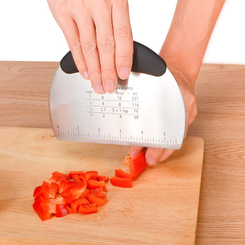 Qcwwy Noże Przecinak Skrobak do Ciasta Narzędzie do Pieczenia z Ergonomicznym Uchwytem TPR i prowadnicą Miary Ciasta na Ciasteczka Ciasto na Ciasto Cięcie Masła ze Stali Nierdzewnej (BLACK)