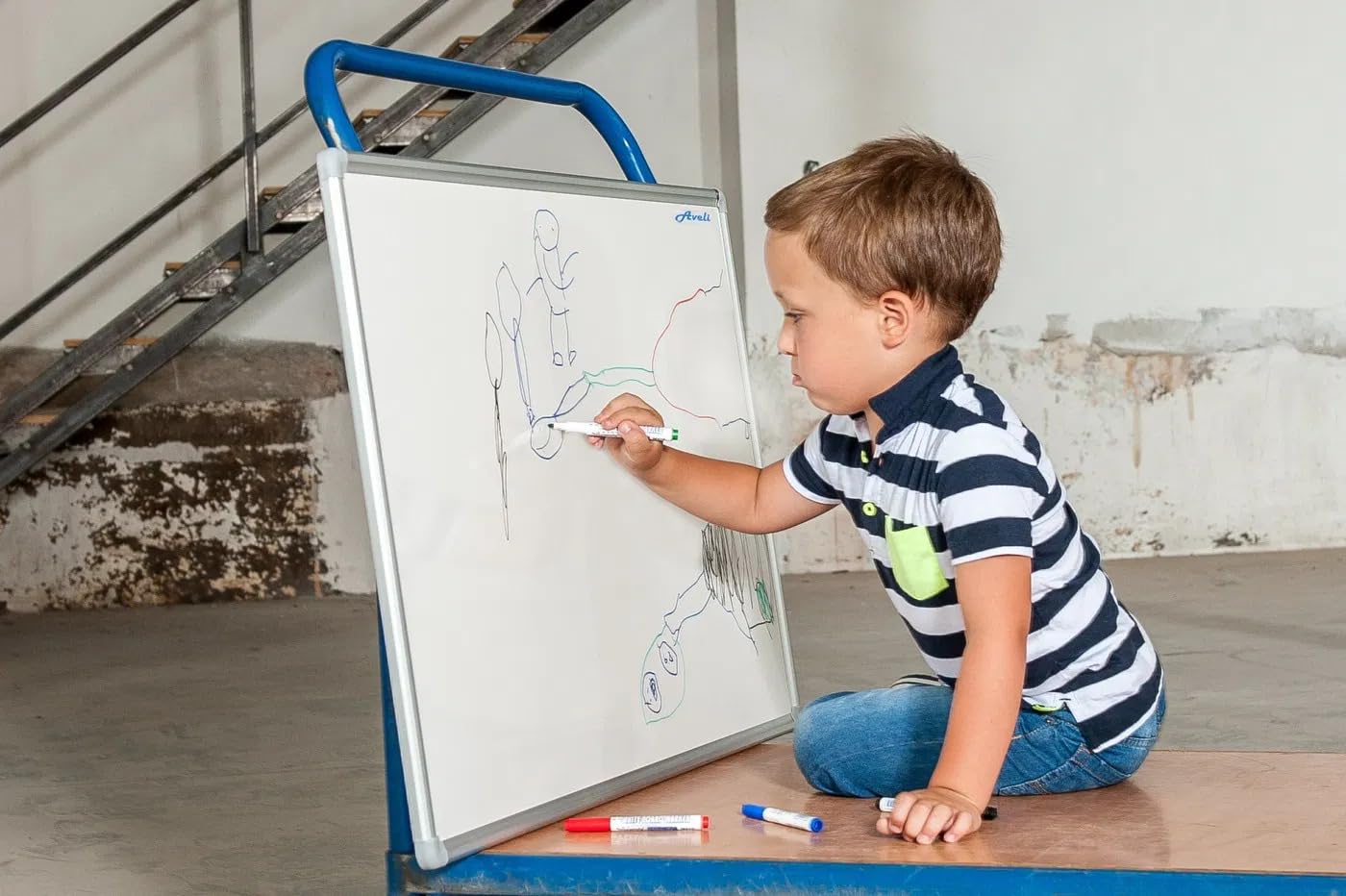 Pizarra magnética AVELI de 90 x 60 cm, pizarra blanca con marco de aluminio y estante, magnética y escritura, montaje en pared horizontal/vertical, para oficina, escuela, hogar