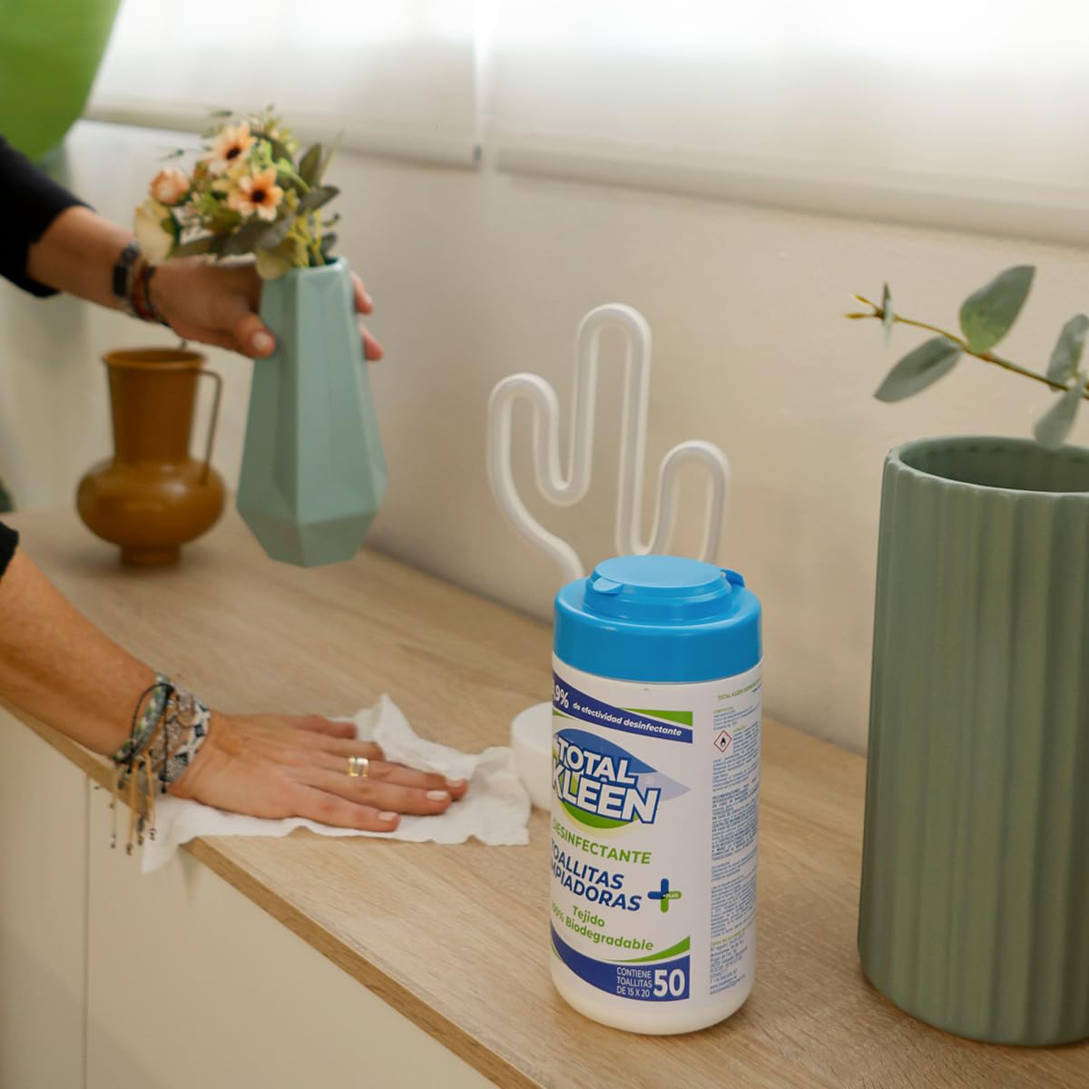 Toallitas de limpieza multiusos Total Kleen para todas las superfícies - 100% Biodegradable - Limpieza en una sola pasada - Envase 100% Reciclable - Bote 100 Toallitas Desinfectantes