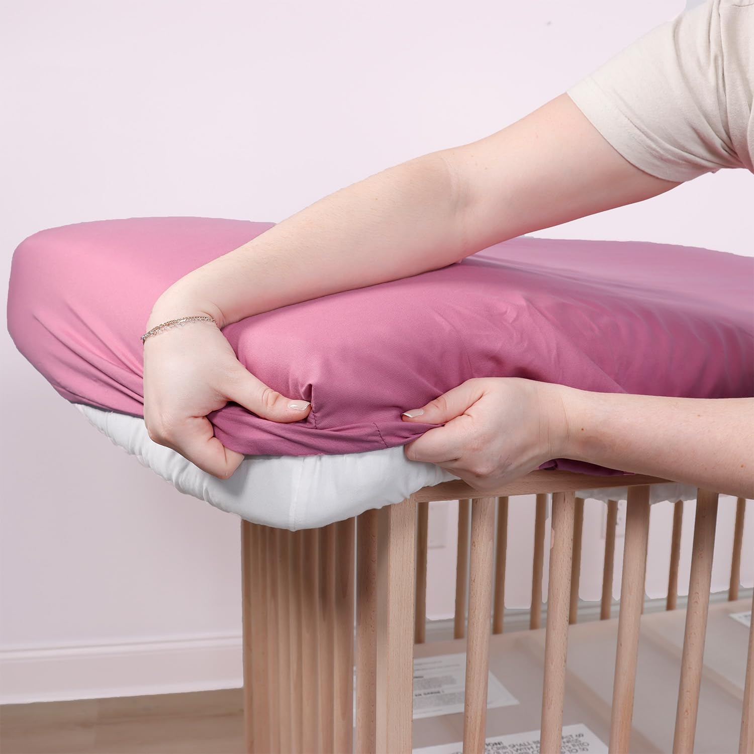 The Peanutshell Sábanas de cuna para niñas, juego de sábanas bajeras para bebé, colchón de cuna de tamaño estándar, 52 x 28 pulgadas, decoración floral de margaritas, paquete de 4 en rosa, blanco