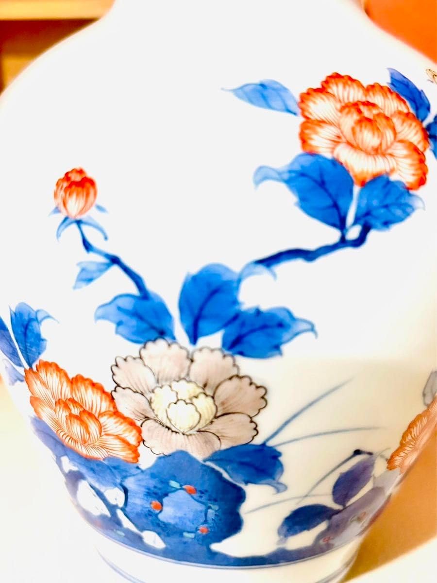 十三代酒井田柿右衛門造 有田焼 染錦牡丹文花瓶 共 十三代酒井田柿右衛門造 有田焼 染錦牡丹文花瓶 共