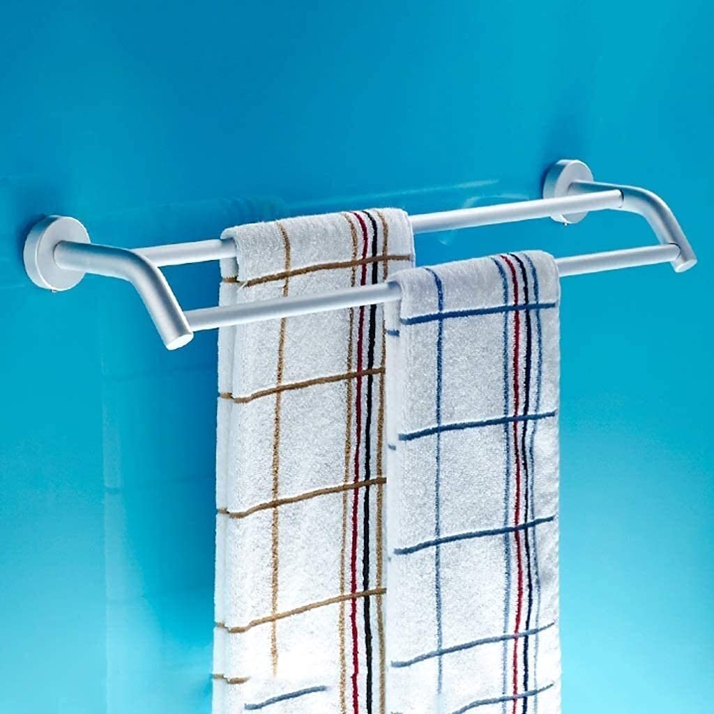 Porte-serviettes pour petite salle de douche qui manque de rangement mural