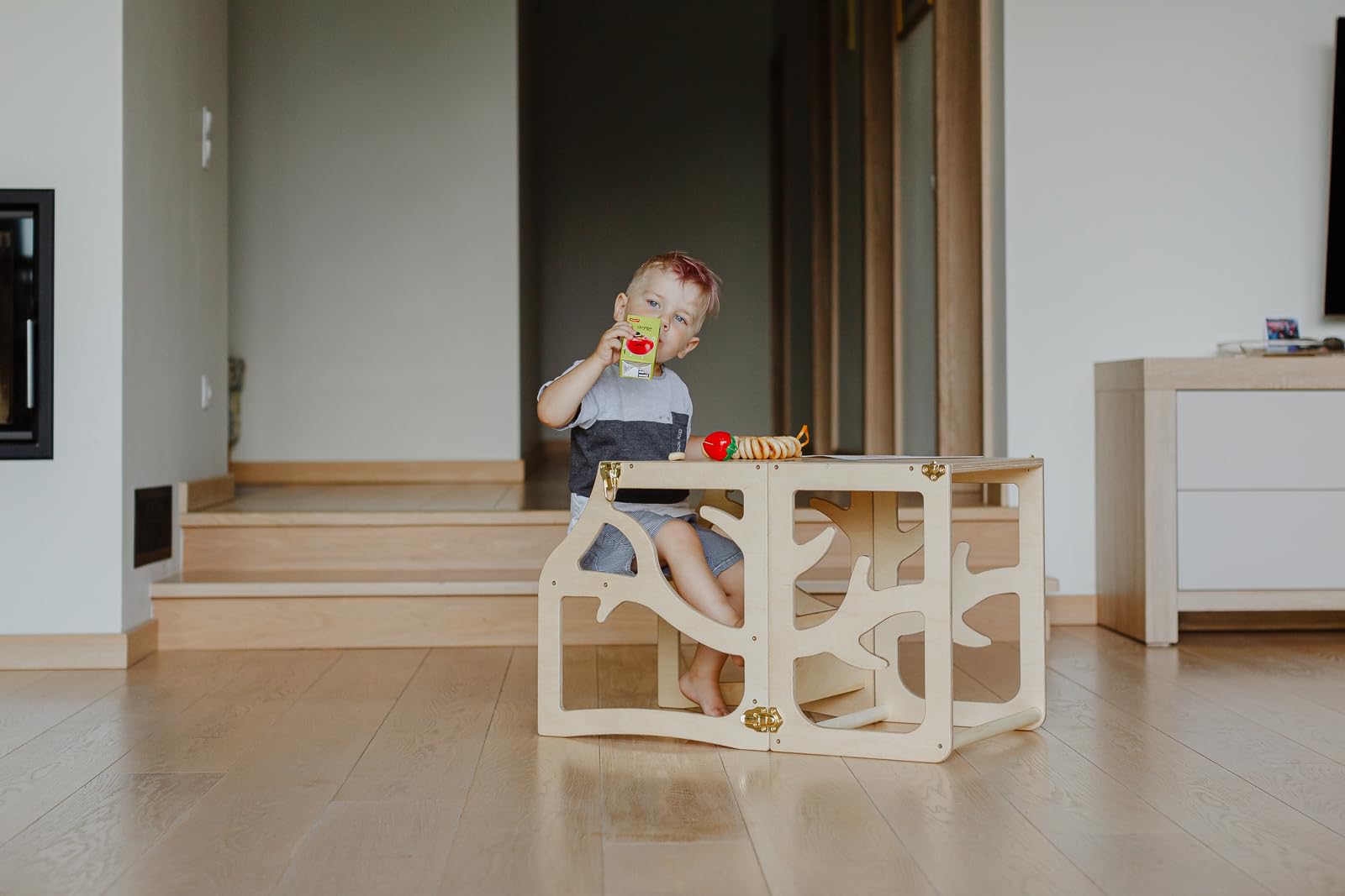 Weco Montessori Kinder Lernturm 2 in 1 Baum Design Tritthocker FSC Zertifikat Schreibtisch Montessori Möbel Küchenhelfer klappbar Stylisch Lernturm (Lackiert)