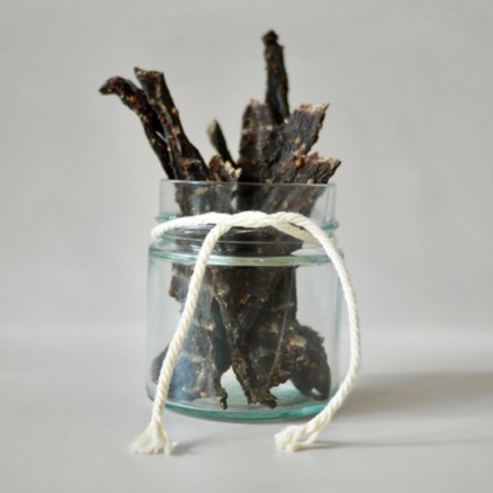 Qina Biltong - Ostrich Snapstick Biltong (30g x 10), carne secca di struzzo a strisce, alto contenuto proteico, basso contenuto di grassi.